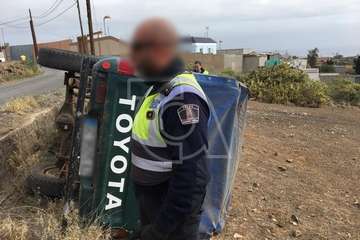 Una camioneta vuelca en Lomo Catela (Foto TA)